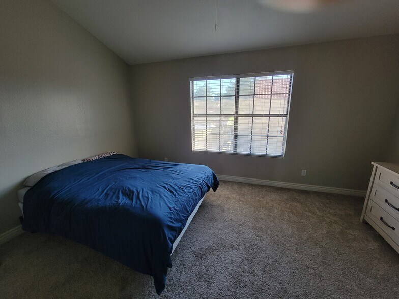 Building Photo - 5704 E Aire Libre Ave