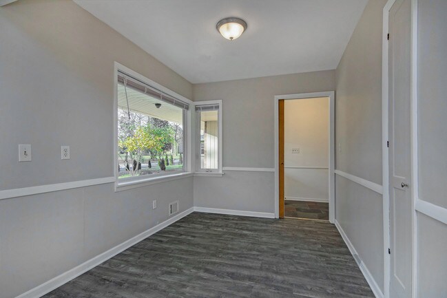 Building Photo - 2149 Lonsdale Dr NE