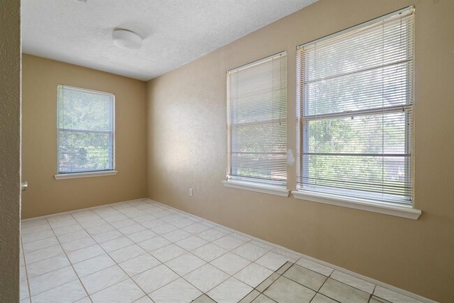 Building Photo - 606 Pinebrook Ln