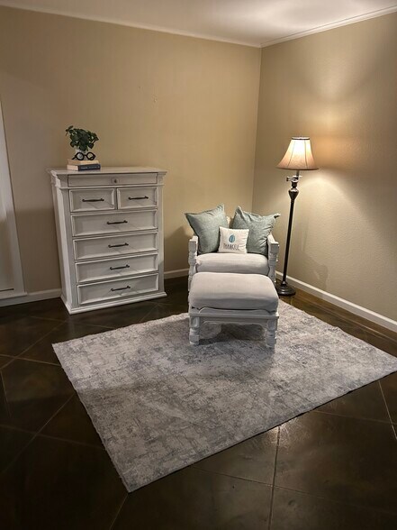 Building Photo - 3644 W Seminary Dr