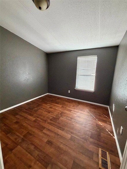 Building Photo - 107 Shady Oaks Dr