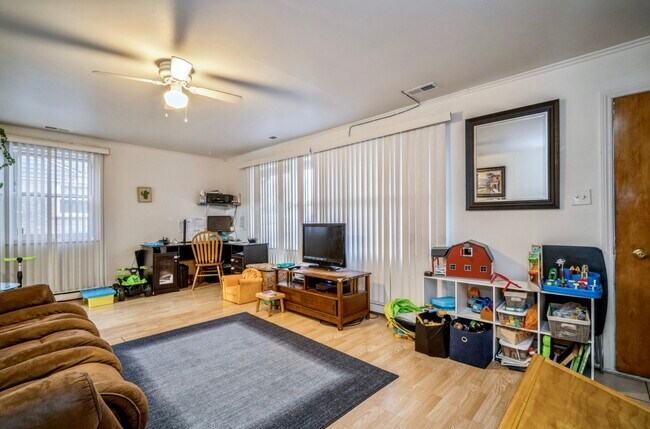 Bright Living Room - 1107 S 3rd Ave