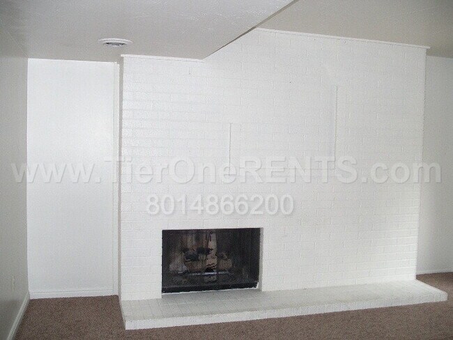 Building Photo - NO DEPOSIT option available for qualified ...