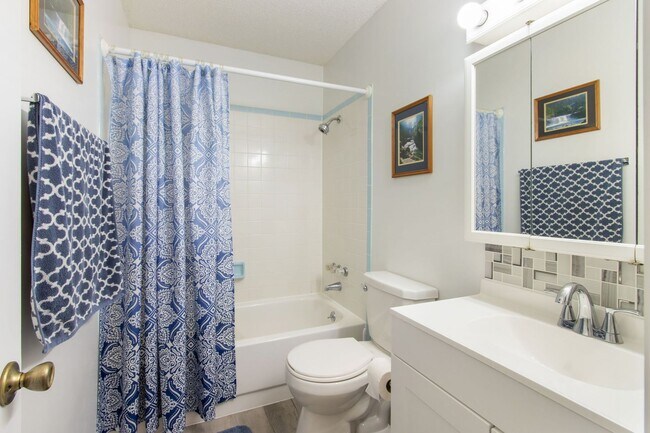 Building Photo - Peaceful Country Living Close to Everything