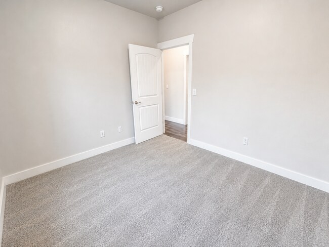 Building Photo - 91 W Springview Dr