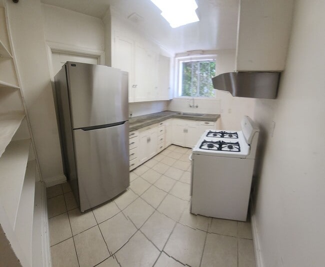 Building Photo - 7 Bedroom 3 bath home close to POLY!!!!