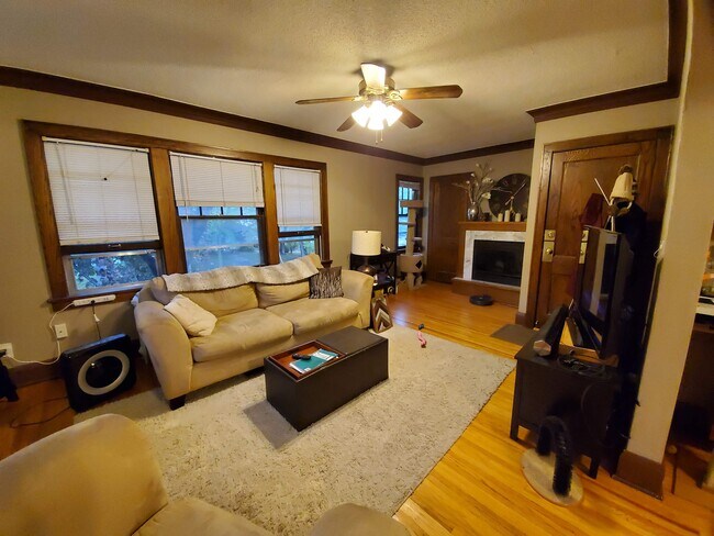 Building Photo - 1451 Saint Clair Ave