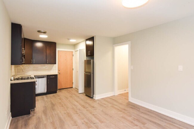 Building Photo - 450 W Barry Ave