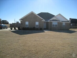 Building Photo - Large fenced back yard with patio