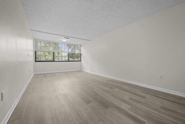 Building Photo - Newly Renovated 2BD/1.5 Bath Condo at Rege...