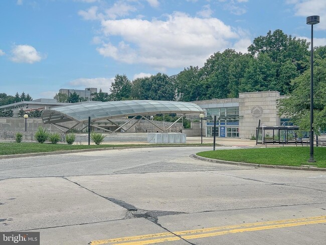 Building Photo - 5905 Lone Oak Dr