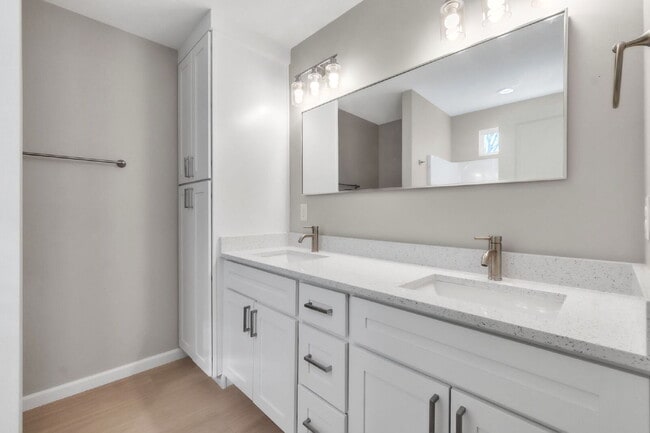 Building Photo - Elegant 3 Bedroom, 2.5 Bathroom Duplex with 1-Car Garage in Woodruff $1695/mo rent