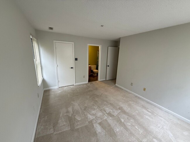Building Photo - Spacious 2 Bedroom 2 Bathroom Condo in Aspen Hill