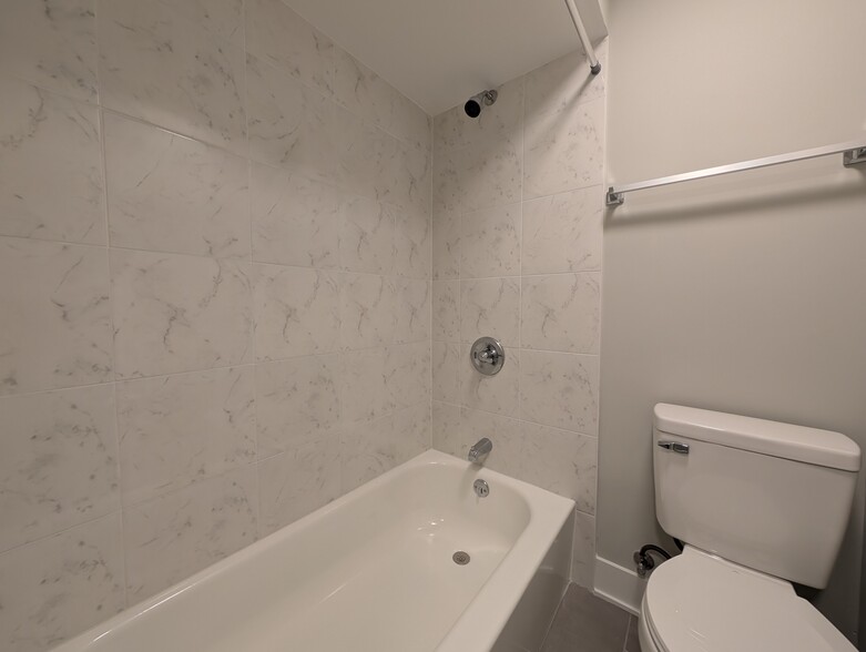 Building Photo - 1214 N La Salle Dr