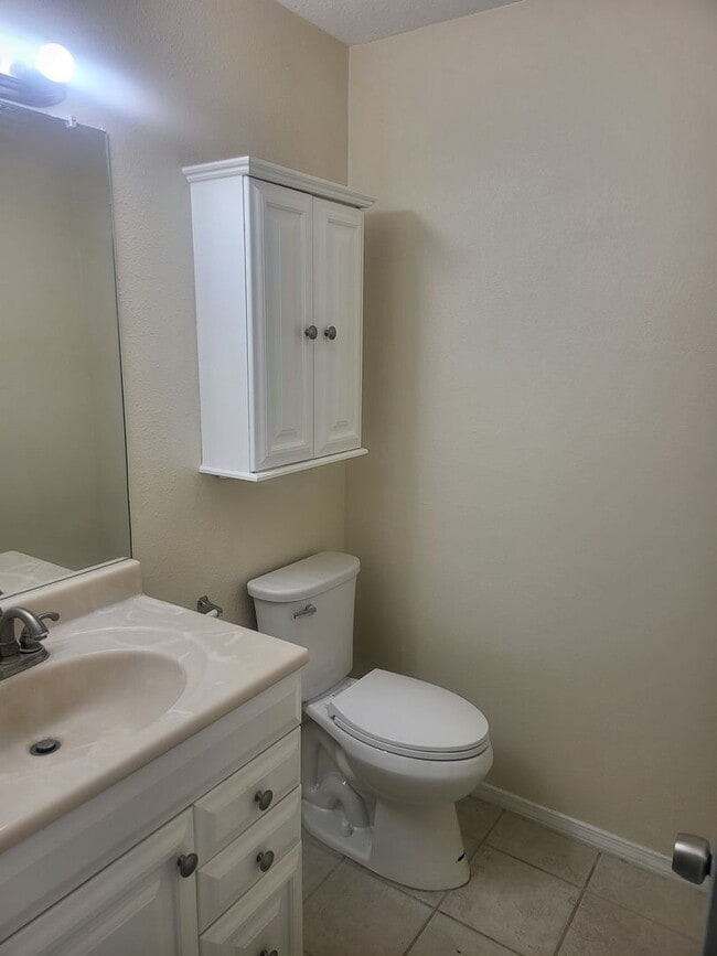 Building Photo - North valley 3 bedroom 2/BA 1245/sf 1/CG 2...