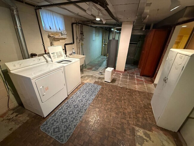 Building Photo - Home For Rent