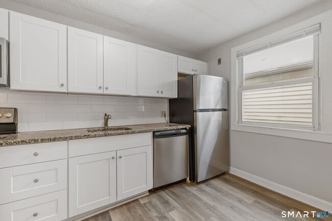 Building Photo - 3 New Hampshire Dr