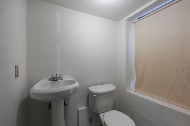 Building Photo - Spacious 6BR/1.5BA Row home