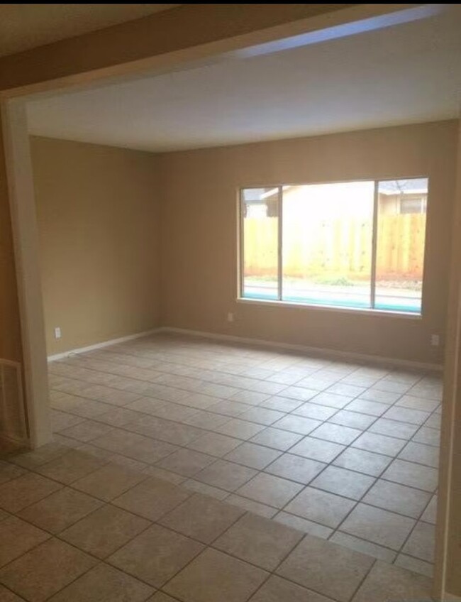 Building Photo - Nice home with a pool for rent in Visalia!