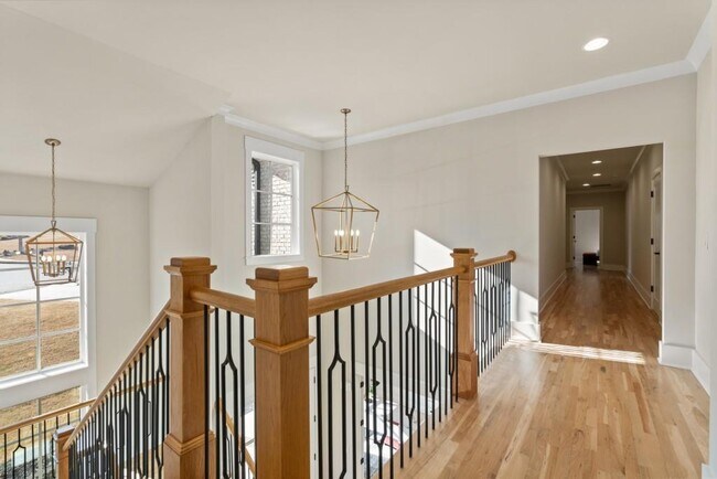 Building Photo - 568 Versailles Dr