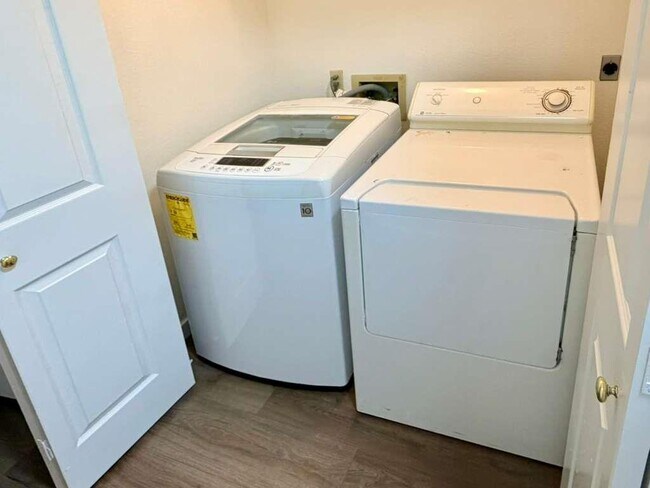 Building Photo - 1213 Bell Rock Cir