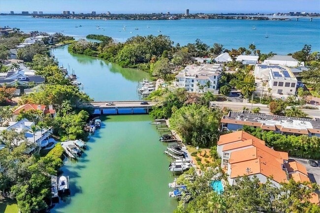 Building Photo - 862 Hudson Ave