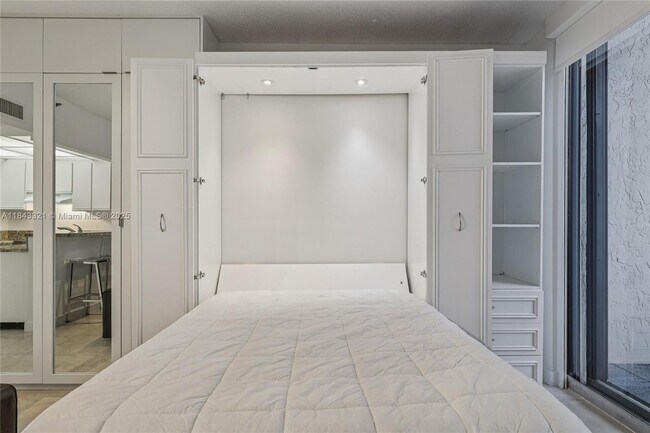 Building Photo - 540 Brickell Key Dr