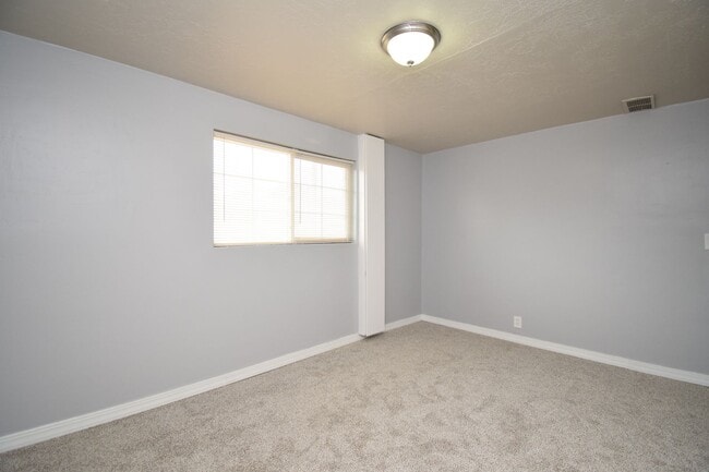 Building Photo - Comfortable Kearns 4-Bed Home with Spacious layout & Private Yard