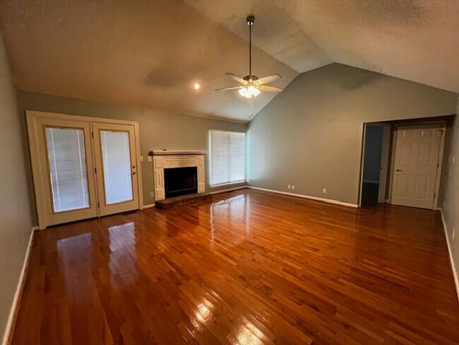 Building Photo - ***COMING SOON, JUNE 1ST*** 3 Bedroom 2 Bath house with attached garage, sun room, large back deck