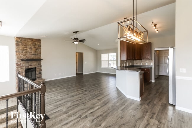 Building Photo - 112 Creek Hollow Way