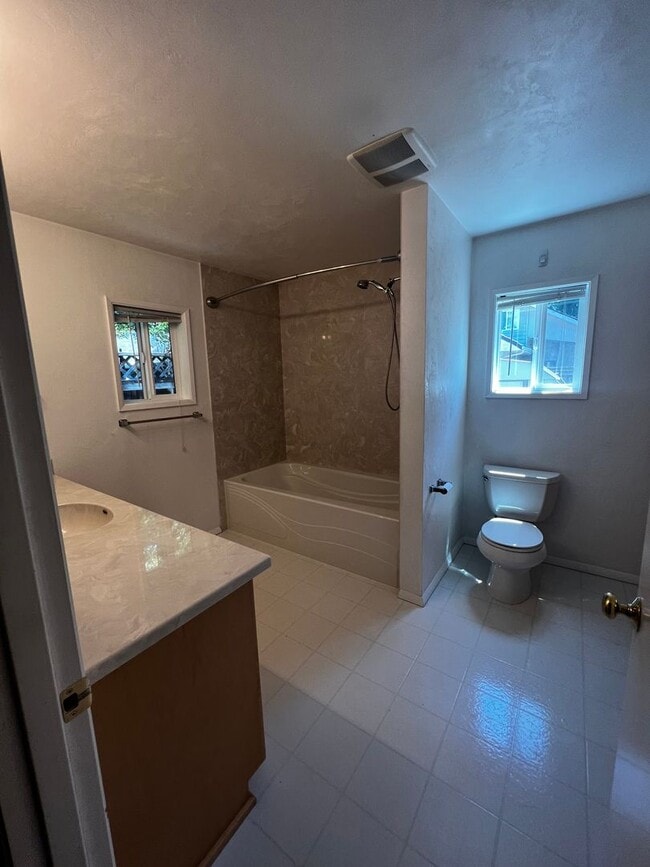 Building Photo - 4-Bedroom 3-Bathroom house with attached 1 bedroom apartment