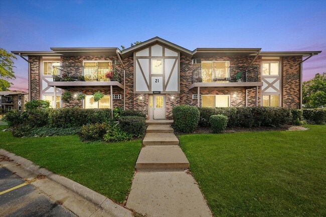 Building Photo - 9S125 Lake Dr