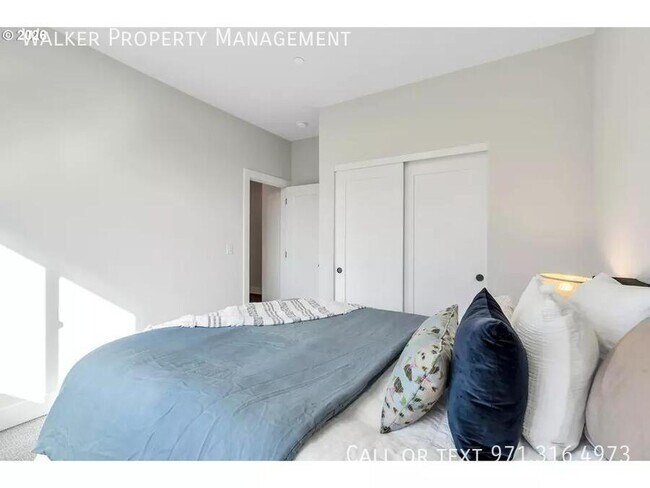 Building Photo - 996 E Rork Ct