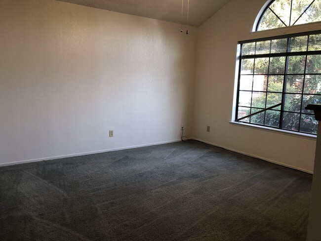 Building Photo - 1635 E Eastbrook Ave