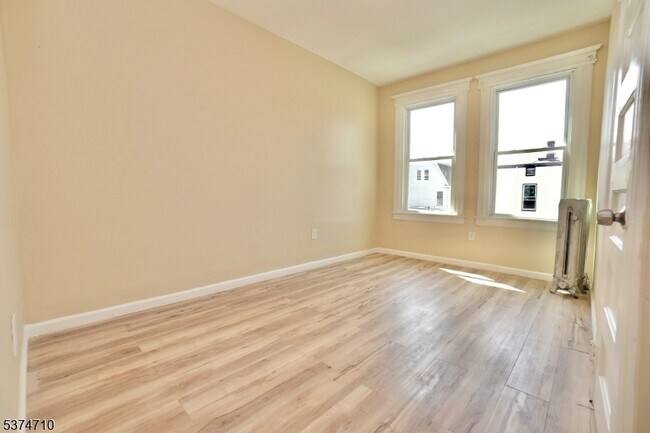 Building Photo - 184 N 11th St