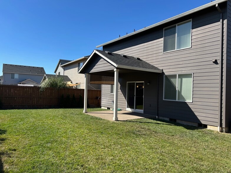 Building Photo - 4546 Sagecrest Dr NE