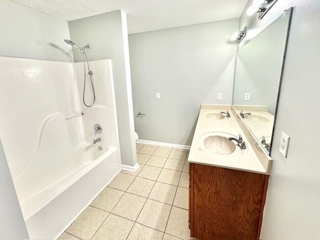 Building Photo - Now Leasing a 3-bedroom 2.5 bath with Larg...