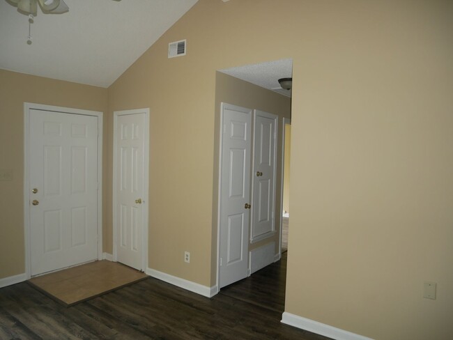 Building Photo - 2885 Waverly Dr
