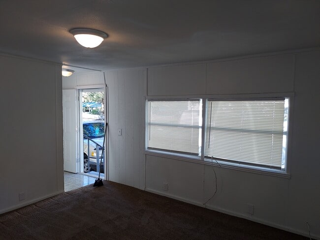 Building Photo - 826 Queens Dr