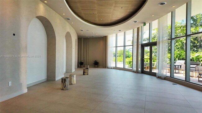 Building Photo - 700 NE 24th St