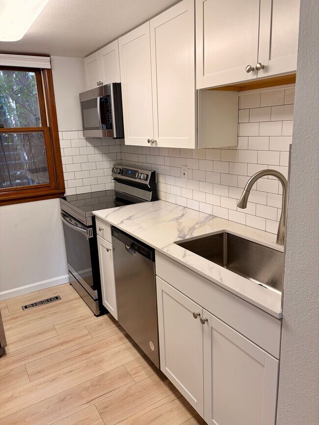 Building Photo - Two Bedroom PLUS Bonus Room on the West End of Pearl Street