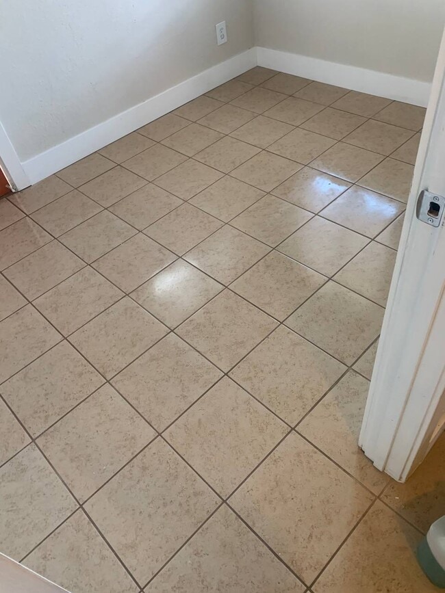 Building Photo - 319 E San Joaquin Ave