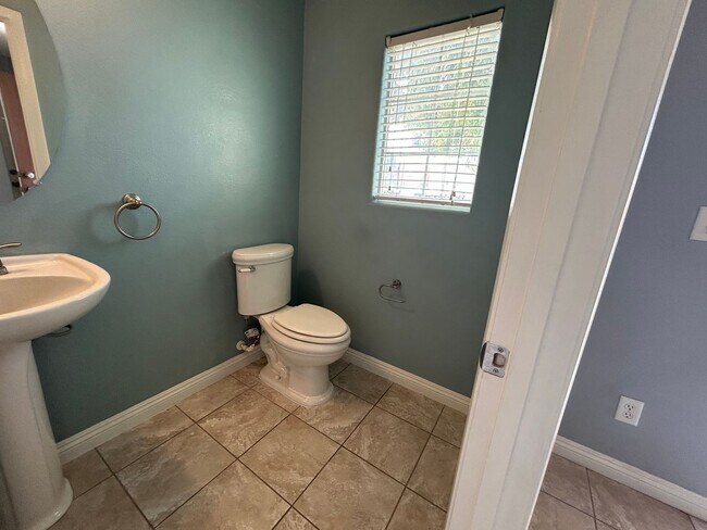 Building Photo - Silverado Ranch 3 bedroom
