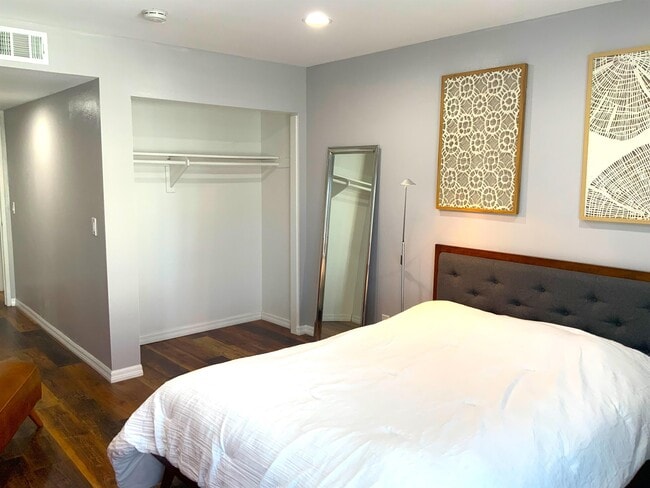 Building Photo - 955 E 3rd St