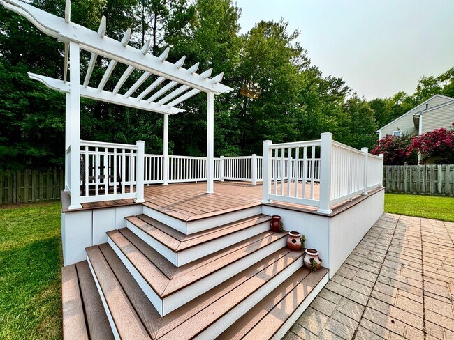 Building Photo - First-Time Rental! Available 08-07-26 - Fenced Yard, Pet Friendly, Attached 2-Car Garage!