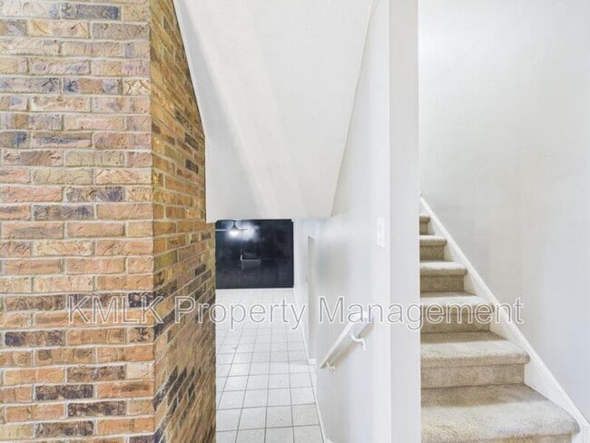 Building Photo - 874 Pleasant St