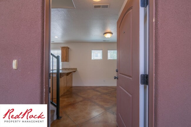 Building Photo - DOG-FRIENDLY 4 Bedroom Townhome with INTER...