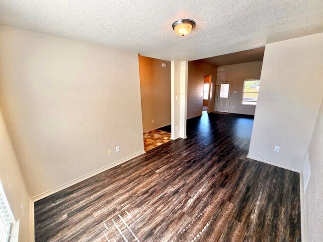Building Photo - 2415 Isabelle Dr