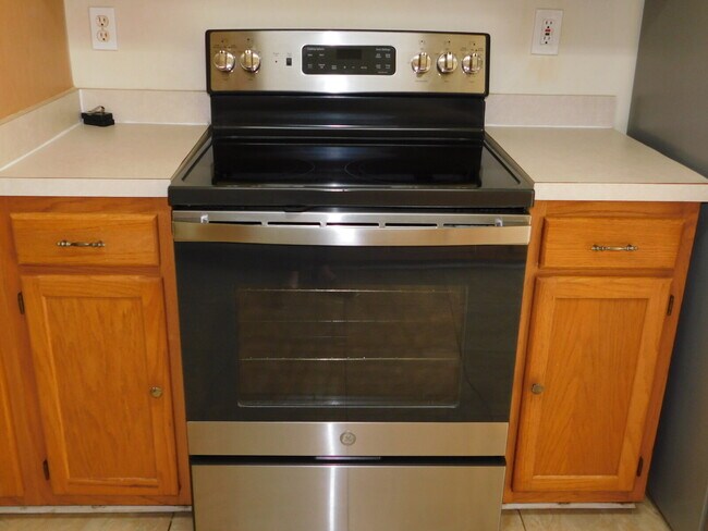 Building Photo - "Spacious 4-Bedroom Gem on Hughart Street with 2.5 Bathrooms and 2108 Sq. Ft. of Comfort!"