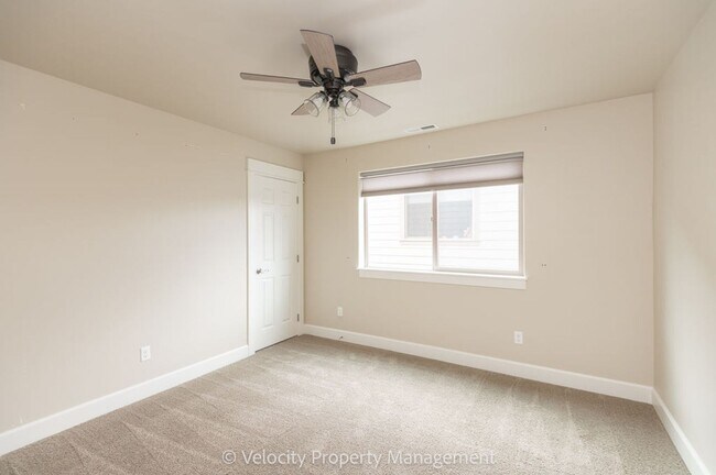 Building Photo - Beautiful NE Bend Home with Community Pool...